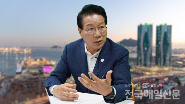 김진홍 부산동구청장이 지난 3일 본지와의 인터뷰에서 원도심개발, 2030부산세계박람회, 동구의 발전방향을 제시하고 있다.