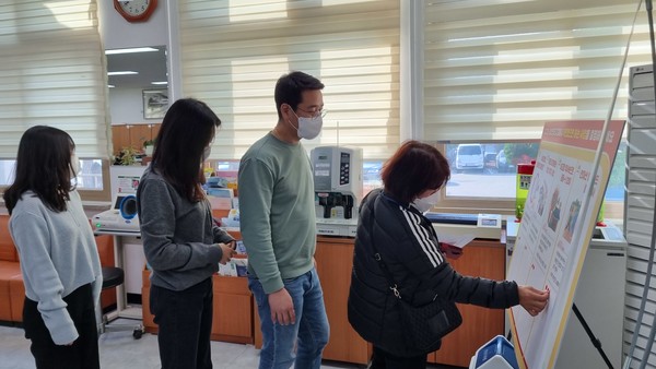 충남 서산시 음암면 행정복지센터 내 상설투표장에서 사전투표를 하고있다. [서산시 음암면 행정복지센터 제공]