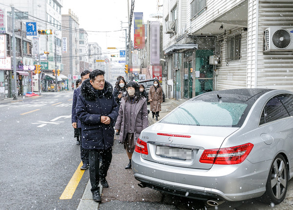 김태우 구청장이 13일 화곡동 소재 신월초등학교를 찾아 통학로를 직접 걸으면서 불편사항을 살펴보고 있다.[강서구 제공]