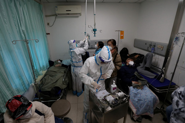 지난 27일 중국 베이징의 중일우호병원 발열 진료소에서 방역복을 입은 의료진들이 환자를 돌보고 있다. [베이징 로이터=연합뉴스]
