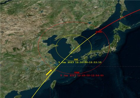 미국 지구관측위성 ERBS(Earth Radiation Budget Satellite)의 추락 예상 범위 내 한반도 통과 예측 궤적. 대전 중심 반경 500km(노란색)와 1000km(붉은색) 범위다. [과기정통부 제공]