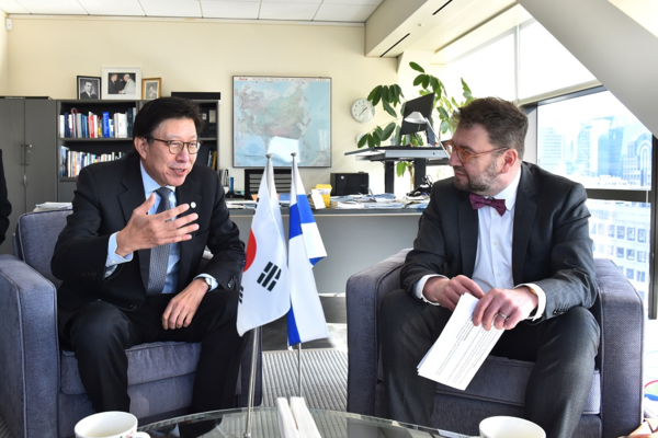 박형준 시장이 티모 하라카 필리핀 교통통신부 장관을 만나 부산시와 핀란드의 교류 협력방안을 논의하고 2030부산세계박람회 유치 지지를 요청하고 있다. [부산시 제공]