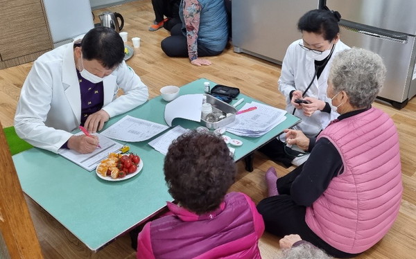 충남 청양군보건의료원(원장 김상경)은 전날 목면 본의리에서 2023년 ‘찾아가는 의료원’ 서비스를 시작했다. [청양군 제공]