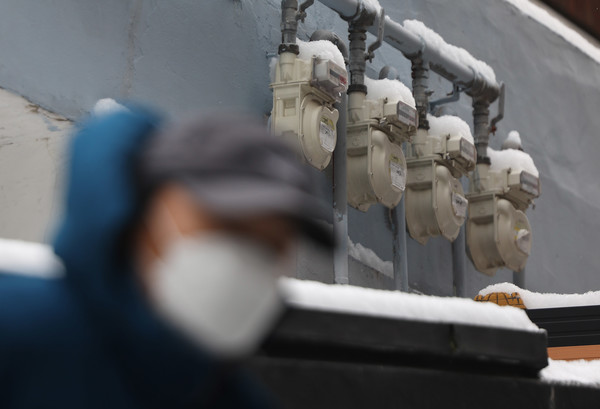 서울 용산구 한 주택의 가스계량기에 눈이 쌓여 있다. [연합뉴스 자료사진]