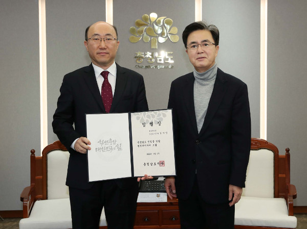 김기영(왼쪽) 충남도 신임 행정부지사가 6일 취임했다. [충남도 제공]