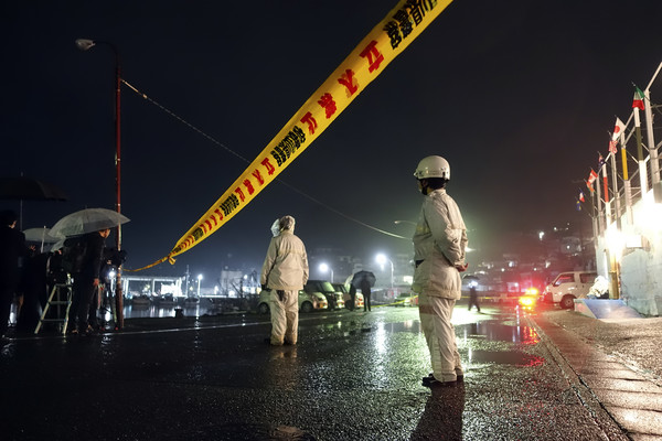 일본 경찰이 15일 기시다 후미오 일본 총리를 겨냥한 것으로 추정되는 폭발물 투척 사건이 벌어진 와카야마현 현장을 지키고 있다. [와카야마 AP=연합뉴스]