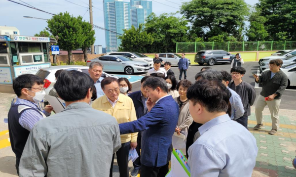 부산시가 지난 12일 영도 봉학초, 천마초, 재송초 현장을 방문해 어린이보호구역 안전대책을 논의했다.[부산시 제공]