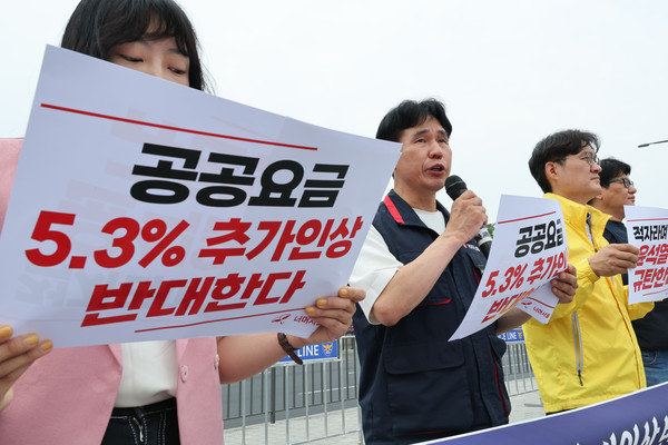 '불평등을 넘어 새로운 서울을 만드는 사람들' 회원들이 18일 오전 서울 용산구 대통령 집무실 앞에서 정부의 전기요금과 가스요금 인상안에 반대하는 기자회견을 하고 있다. [연합뉴스]