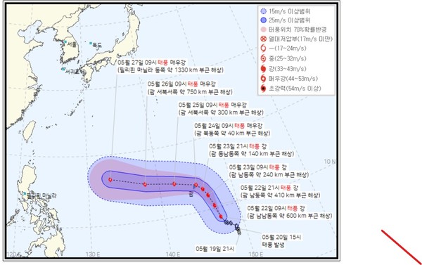 '힌남노' 급에 버금가는 2호 태풍 마와르가 22일 현재(오전 10시) 한국, 일본을 향해 북상 중이다. 기상청에 따르면 태풍 마와르는 괌을 지나 일본 오키나와를 향하면서 중에서 강으로  강도가 발달할 것으로 전망했다. [기상청 제공]