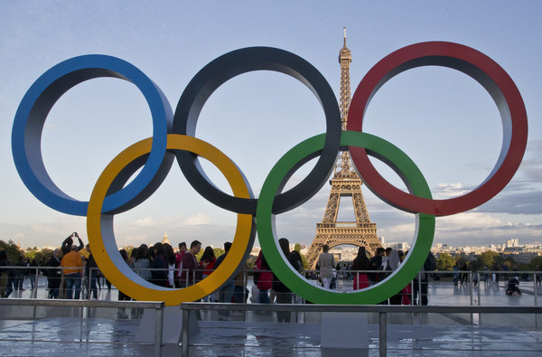 프랑스 파리 트로카데로 광장에 2017년 설치된 올림픽기. [AP=연합뉴스]