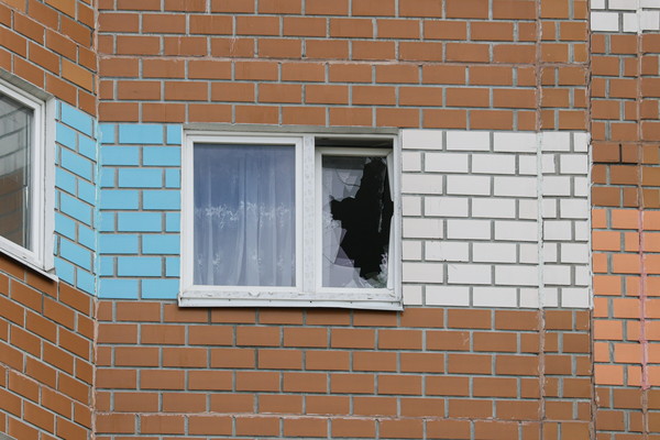 30일 무인기 공격으로 깨진 모스크바 아파트 창문. [로이터=연합뉴스 자료사진]