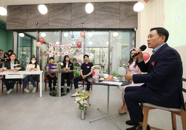 조성명 구청장이 강남구민 11명과 소통의 시간을 갖고 있다. [강남구 제공]