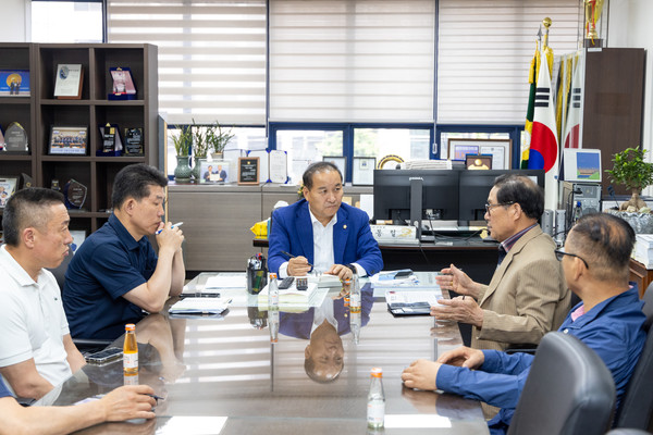 최동철 의장이 강서구 전통시장 상인들과 소통하고 있다. [강서구의회 제공]