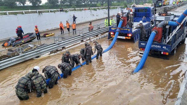 육군 공병부대 및 특전사 장병들이 궁평지하2차도 침수현장에서 양수장비로 물을 빼내고 있다. [육군 제공]