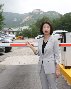 서울 종로구의회 김하영 건설복지위원장이 구기동 복합문화체육시설 건립 현장 보고회를 앞두고 지난 25일 비봉주차장을 방문해 현장을 살피고 있다.[김하영 건설복지위원장 제공]