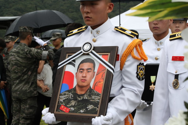 고(故) 채수근 상병의 안장식이 지난달 22일 오후 국립대전현충원에서 거행되고 있다. 채수근 상병은 지난 19일 경북 예천 내성천에서 실종자를 수색하던 중 급류에 휩쓸려 숨졌다. [연합뉴스]