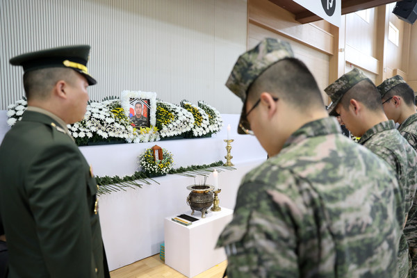 경북 예천 실종자 수색에 투입됐다가 숨진 고 채수근 상병의 분향소가 마련된 포항 해병대 1사단 내 김대식관에서 해병대원들이 조문하고 있다. [연합뉴스]