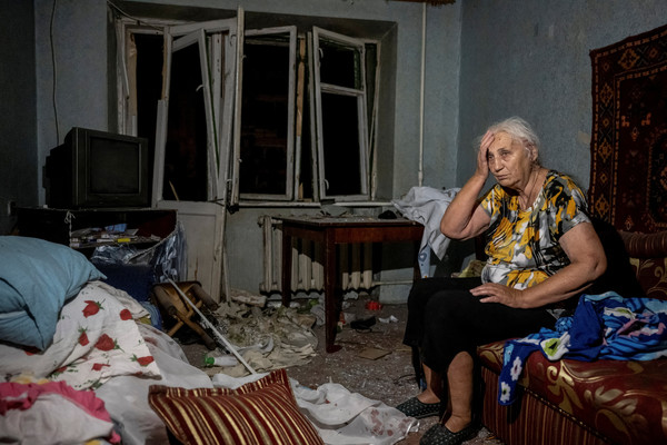 8일(현지시간) 러시아군의 미사일 공격으로 파괴된 우크라이나 동부 도네츠크주 포크로우스크의 아파트에 다친 주민이 앉아 있다. 전날 공습으로 최소 5명이 숨지고 30여명이 다쳤다. [우크라이나 로이터=연합뉴스]