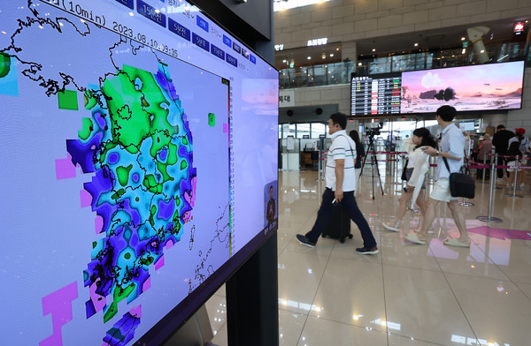 제6호 태풍 '카눈'이 남해안에 상륙한 10일 오전 김포공항 국내선 대합실에 설치된 텔레비전에서 태풍 특보가 나오고 있다. [연합뉴스]