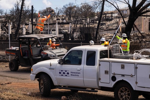 하와이안 일렉트릭 직원들이 화재 이후 전선을 복구하는 모습. [AFP=연합뉴스]