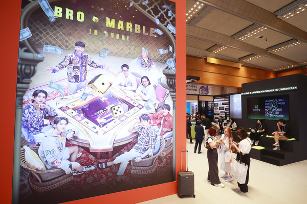 지난달 16일 서울 강남구 코엑스에서 열린 '2023 국제방송영상마켓(BCWW)'을 찾은 관람객들이 전시장을 둘러보고 있다. [연합뉴스]