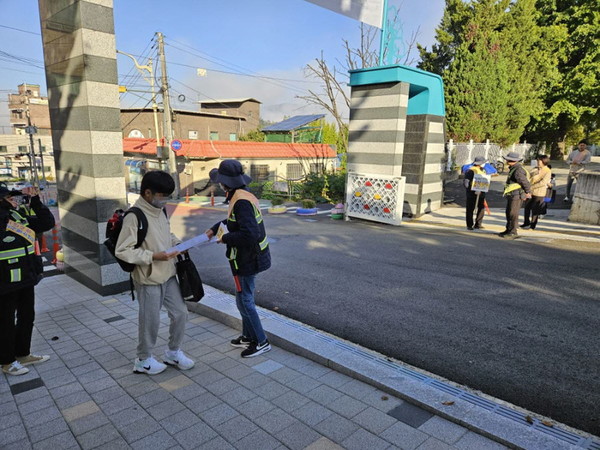 경기 포천시 영북면 청소년지도협의회는 전날 영북초등학교에서 어린이들의 안전한 등굣길 환경 조성을 위해 교통안전캠페인 활동을 실시했다. [포천시 영북면 청소년지도자협의회 제공]