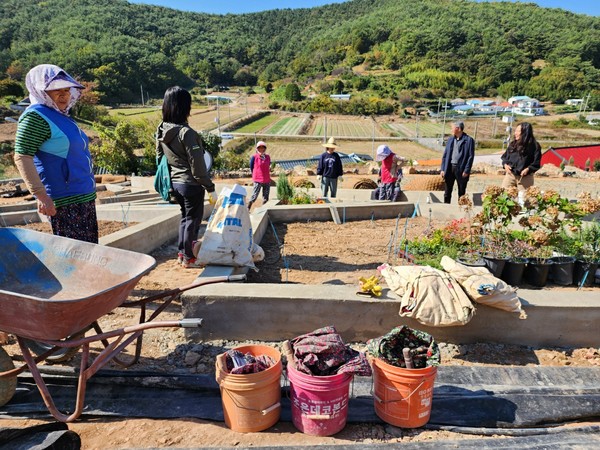 경남지역특화사업에 선정된 한산면 대고포 마을 모습. 마을 어르신들이 공동으로 작업을 하고 있는 모습.[통영시 제공]