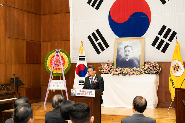 도산안창호기념관 강당에서 열린 ‘도산안창호선생 탄신 제145주년 기념식’에서 김형대 의장이 축사를 하고 있다. [강남구의회 제공]