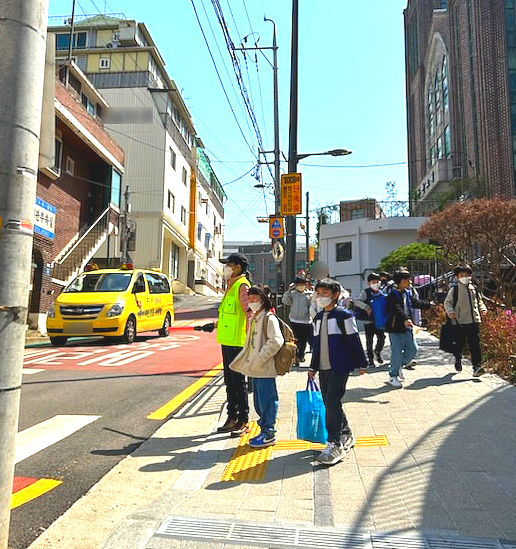 양천구 동행일자리 ‘스쿨존 교통안전 지킴이’ 활동 모습. [양천구 제공]