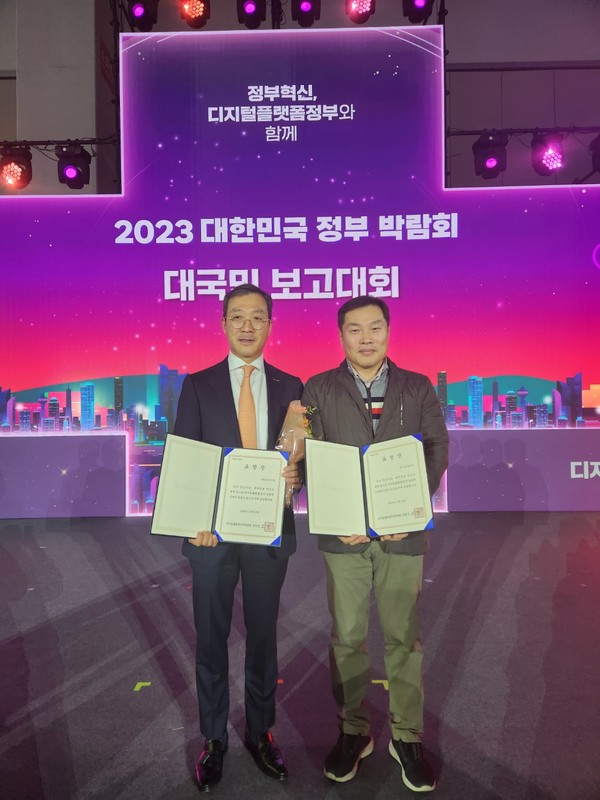 화성시는 부산 벡스포에서 열린 ‘2023년 대한민국 정부 박람회’에서 대통령 직속 디지털플랫폼위원회 위원장 표창을 수상했다. [화성시 제공]