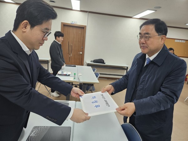 허성무 전 창원시장이 내년 총선 예비후보 공식 등록 첫 날인 12일 9시 창원성산구선거관리위원회에 총선 예비후보로 등록했다.[허성무 캠프 제공]