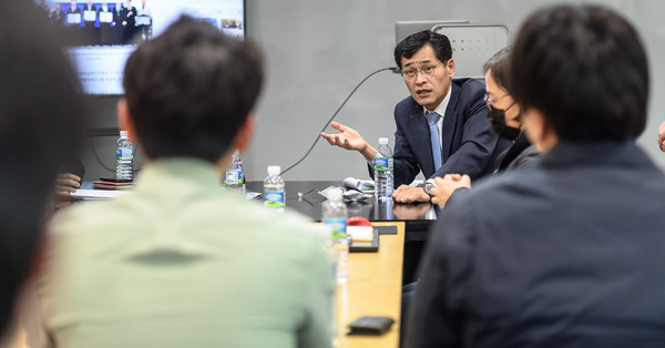 창업지원센터에서 지역 청년들과 소통중인 이기재 양천구청장. [양천구 제공]