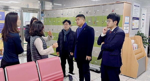 의왕도시공사가 관리하는 체육시설 천정에서 누수 현상이 발생해 시민 불편으로 이어지고 있다는 지적이 제기돼 의왕시의회가 최근 긴급 현장점검에 나섰다. [의왕시의회 제공]