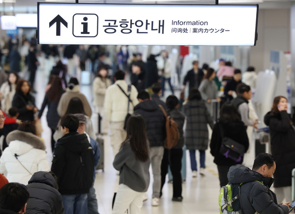김포공항 국내선이 여행객으로 붐비고 있다. [연합뉴스 자료사진]