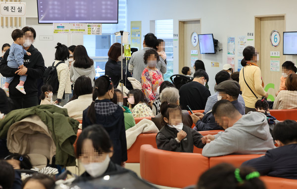 서울 성북우리아이들병원에서 독감 및 외래진료를 받으려는 어린이와 보호자들이 대기하고 있다. [연합뉴스 자료사진]