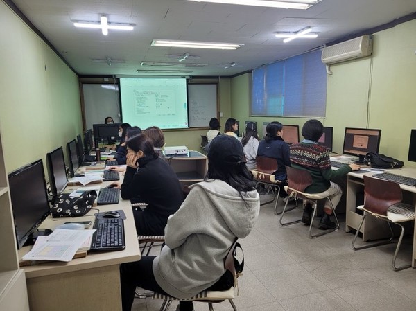 서울 은평구는 30~50대 경력단절여성과 취업희망 여성을 대상으로 직업교육을 실시한다.사진은 지난달 22일 진행된 오토캐드교육 진행 모습 [은평구 제공]
