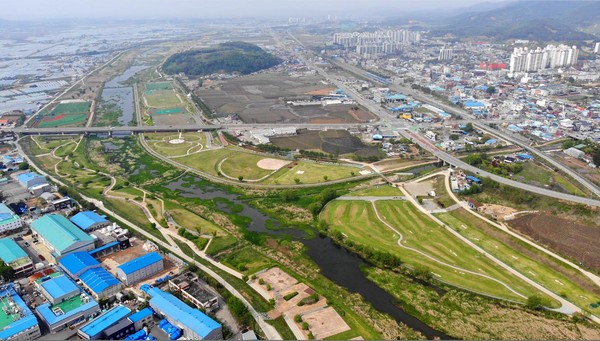 무한천체육공원 파크골프장 및 그라운드골프장 전경. [예산군 제공]