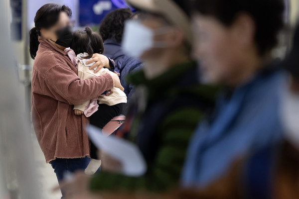 전공의 파업이 장기화되가고 있는 가운데 13일 서울 시내의 한 병원이 환자와 보호자들로 북적이고 있다. [연합뉴스]