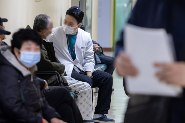 전공의 파업이 장기화되가고 있는 가운데 지난 13일 서울 시내의 한 병원에서 의료인이 환자를 살피고 있다. [연합뉴스]