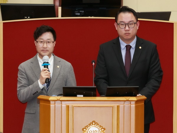 부천시의회가 14일 ‘부천시 과학고 설립 지지 결의안’을 채택했다. 결의에 동참한 여·야 의원 대표 김주삼 의원(왼쪽)과 김건 의원(오른쪽).