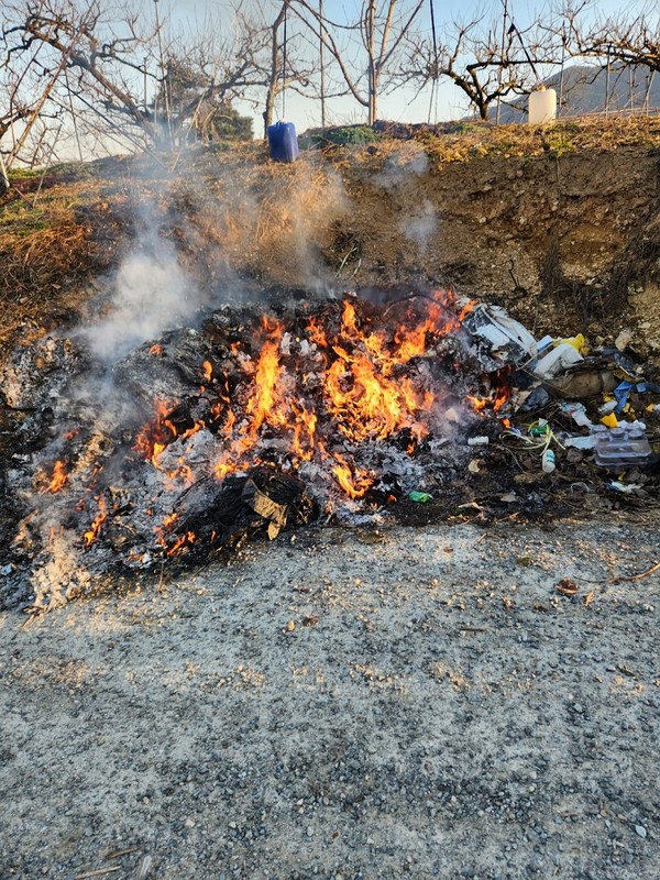 순천시가 봄철 산불예방을 위해 쓰레기와 영농부산물 등을 태우는 소각행위에 대해 오는 5월 15일까지 집중 단속에 나섰다. [순천시 제공]