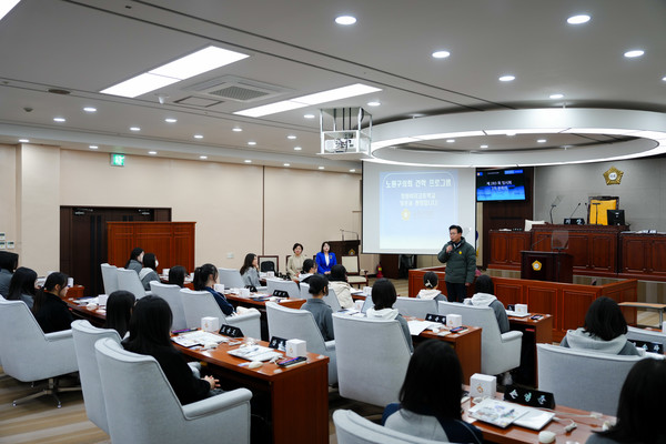 의회 견학 프로그램에 참석한 (사진 앞 중앙부터)김준성 의장과 노연수·이용아 의원이 학생들의 질문에 답변해 주고 있는 모습.[노원구의회 제공]