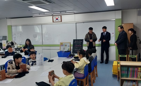 허동균 교육장이 순천율산초등학교 늘봄학교를 깜짝 방문했다. [순천교육지원청 제공]