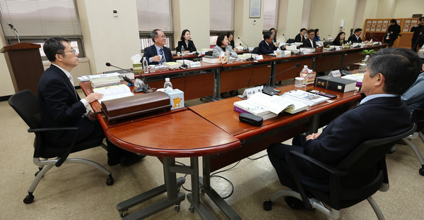 이상원 대법원 양형위원장(왼쪽)이 25일 오후 서울 서초구 대법원에서 열린 제130차 양형위원회에서 발언하고 있다. [연합뉴스]