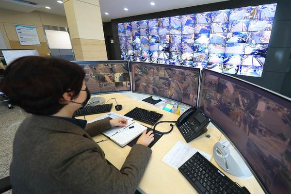 인제군 CCTV 통합관제센터가 각종 범죄 및 사건.사고로부터 지역을 지키는 안전지킴이로 활약하고 있다. [인제군 제공]