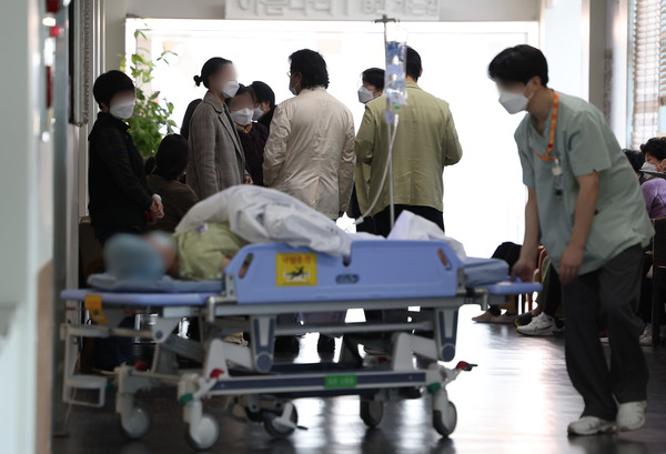 전공의 집단행동이 이어지고 있는 27일 오전 서울 시내 한 대형병원에서 환자가 이동하고 있다. [연합뉴스]