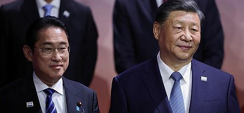 지난해 11월 미국 샌프란시스코에서 열린 아시아태평양경제협력체(APEC) 정상회의에서 시진핑 중국 국가주석(오른쪽)과 기시다 후미오 일본 총리가 나란히 서 있다. [캘리포니아 로이터=연합뉴스 자료사진]