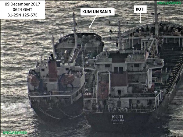 유엔 제재 대상인 북한 선박 '금운산 3호'가 지난해 12월 9일 공해상에서 파나마 선적 '코티'로부터 석유를 옮겨싣는 모습. [미 재무부 제공]