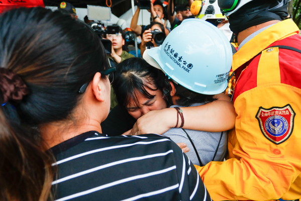 지난 5일 한 대만 여성이 많은 지진 피해가 발생한 대만 동부 화롄현의 한 터널에 이틀 동안 갇혀있던 모친이 무사히 구출되자 껴안고 울음을 터트리고 있다. [화롄 EPA=연합뉴스]