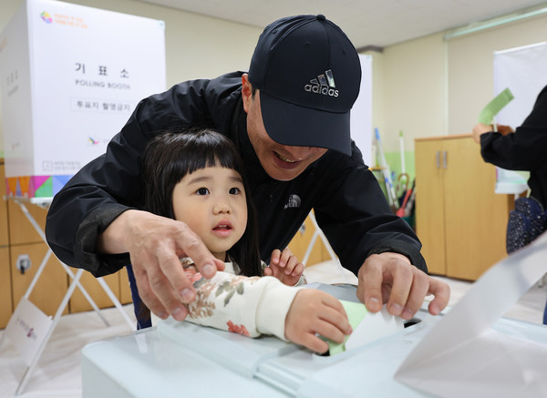 제22대 국회의원 선거일인 10일 오전 인천 미추홀구 용현여자중학교에 마련된 용현5동 제6투표소에서 한 어린이가 지를 투표함에 넣고 있다. [연합뉴스]